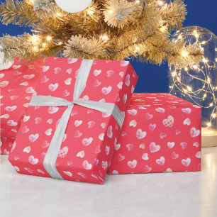 Romantisch patroon van witte harten op koraalrood cadeaupapier