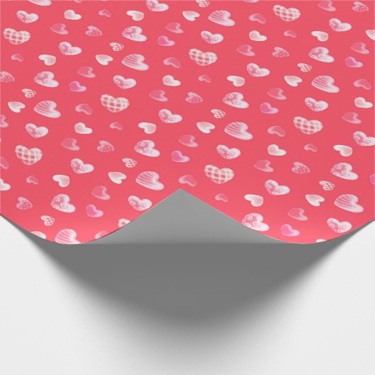 Romantisch patroon van witte harten op koraalrood cadeaupapier (Hoek)
