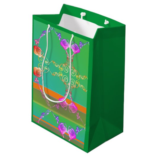 Romantisch Roos Birthday Gift Bag Medium Cadeauzakje (Achterkant Gekanteld)