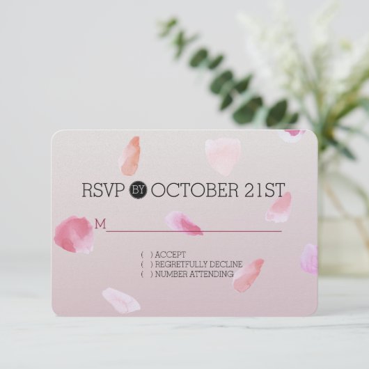 Romantisch Roze Blush Roos Petal Floral RSVP Kaartje (Staand voorkant)