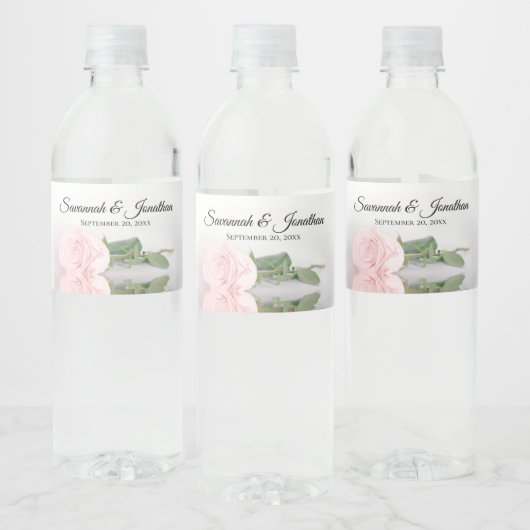 Romantisch Roze Rose Couple's Namen Elegant Bruilo Waterfles Etiket (Flessen)