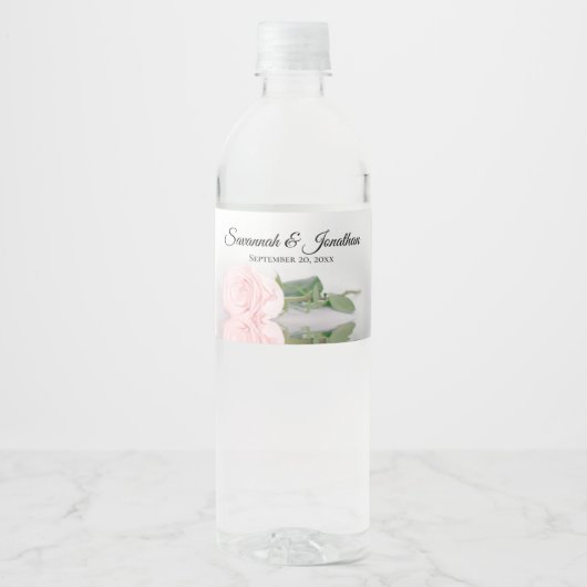 Romantisch Roze Rose Couple's Namen Elegant Bruilo Waterfles Etiket (Voorkant)
