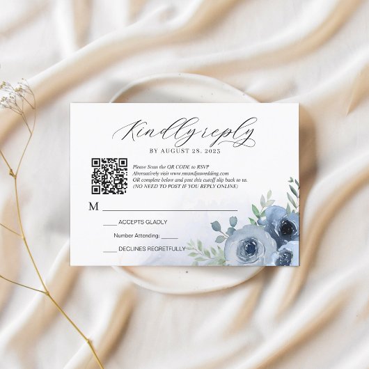 Romantisch Script Dusty Blue Floral QR Code Bruilo RSVP Kaartje