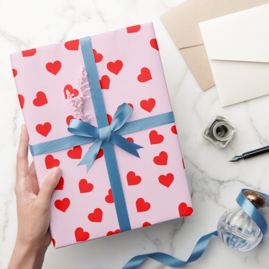 Romantisch Speels Rood Hart Patroon Pastelroze Cadeaupapier (Geschenken)