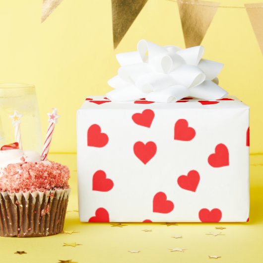Romantisch speels rood hart patroon wit cadeaupapier (Verjaardagsfeest)