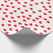 Romantisch speels rood hart patroon wit cadeaupapier (Hoek)