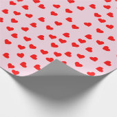 Romantisch speels rood hartpatroon pastel roze cadeaupapier (Hoek)