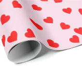 Romantisch speels rood hartpatroon pastel roze cadeaupapier (Rol Hoek)