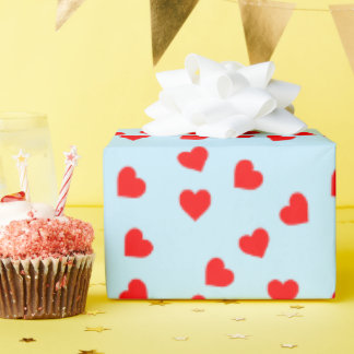 Romantisch speels rood hartpatroon pastelblauw cadeaupapier
