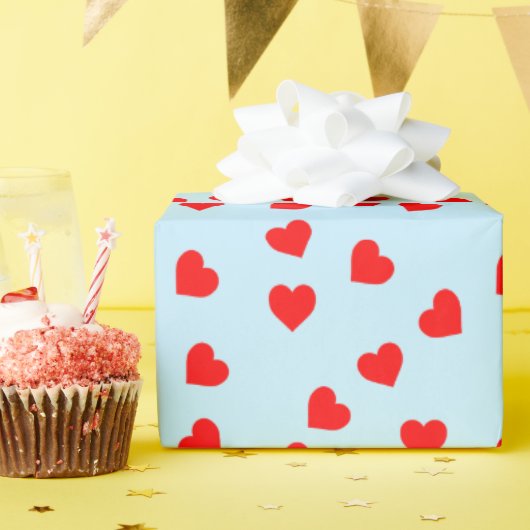 Romantisch speels rood hartpatroon pastelblauw cadeaupapier (Verjaardagsfeest)