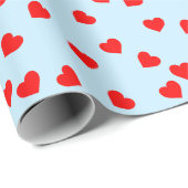 Romantisch speels rood hartpatroon pastelblauw cadeaupapier (Rol Hoek)