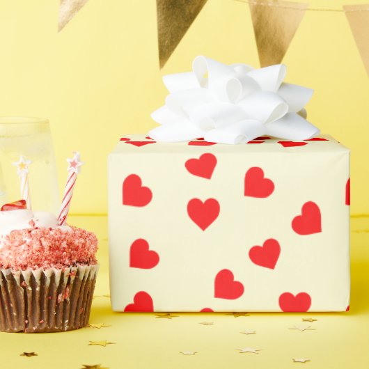 Romantisch speels rood hartpatroon pastelgeel cadeaupapier (Verjaardagsfeest)