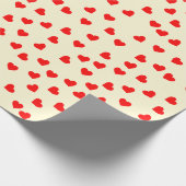 Romantisch speels rood hartpatroon pastelgeel cadeaupapier (Hoek)