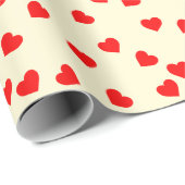 Romantisch speels rood hartpatroon pastelgeel cadeaupapier (Rol Hoek)