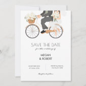 Romantisch stel dat op een fiets rijdt bruiloft  save the date (Voorkant)