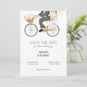 Romantisch stel dat op een fiets rijdt bruiloft  save the date (Staand voorkant)