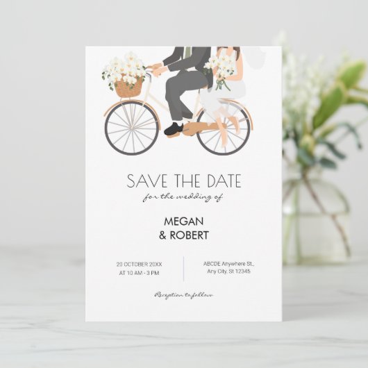 Romantisch stel dat op een fiets rijdt huwelijks- save the date (Staand voorkant)