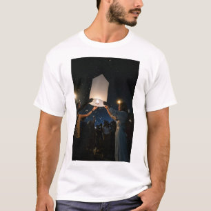 Romantisch stel laat luchtlantaarn los tijdens het t-shirt