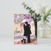 Romantisch stel verliefd op kussen in de regen briefkaart (Staand voorkant)
