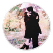 Romantisch stel verliefd op kussen in de regen keramische knop (Voorkant)