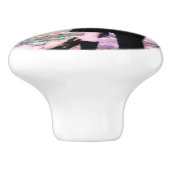 Romantisch stel verliefd op kussen in de regen keramische knop (Zijkant)