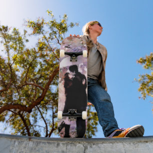 Romantisch stel verliefd op kussen in de regen persoonlijk skateboard