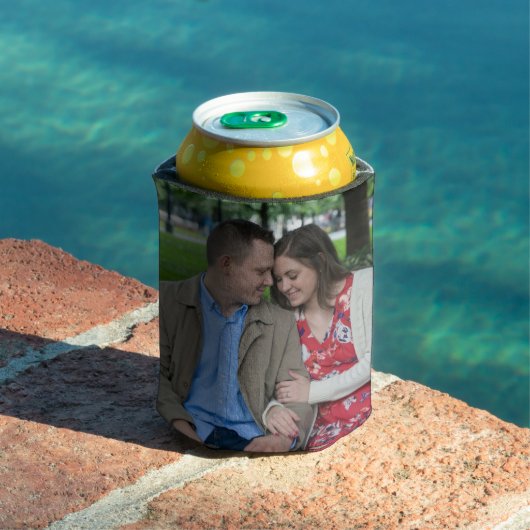 Romantisch stel zit dicht bij elkaar blikjeskoeler (Insitu Zwembad)
