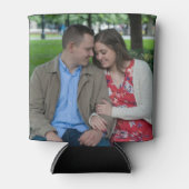 Romantisch stel zit dicht bij elkaar blikjeskoeler (Voorkant)