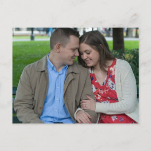 Romantisch stel zit dicht bij elkaar briefkaart