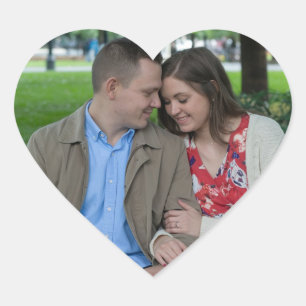Romantisch stel zit dicht bij elkaar hart sticker