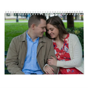 Romantisch stel zit dicht bij elkaar kalender