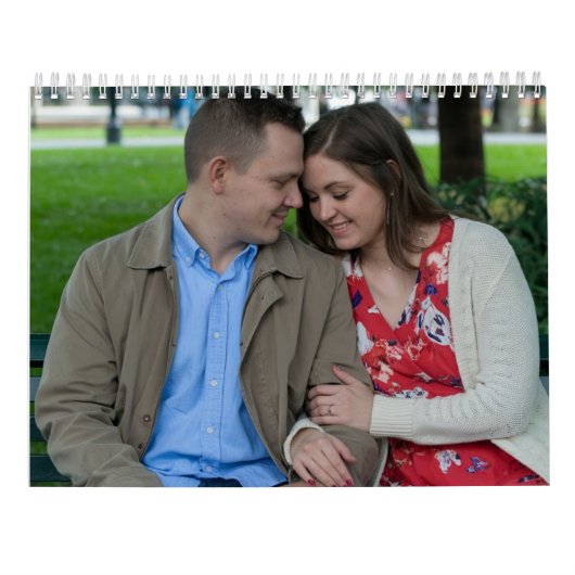 Romantisch stel zit dicht bij elkaar kalender (Achterkant)