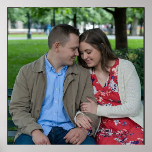 Romantisch stel zit dicht bij elkaar poster