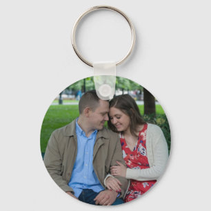 Romantisch stel zit dicht bij elkaar sleutelhanger