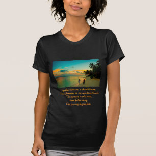 Romantisch strand silhouet T-shirt bij zonsonderga