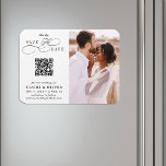 Romantisch Swirly Script QR Code Sla de datumfoto  Magneet<br><div class="desc">Dit romantische script bewaar de datum aankondiging magneet is perfect voor een eenvoudige bruiloft. Het minimalistische zwart-wit ontwerp is voorzien van elegante en romantische swirly kalligrafie belettering met een QR code en een foto. Voor meer geavanceerde aanpassing van dit ontwerp,  klikt u op de BLUE DESIGN TOOL BUTTON hierboven!</div>