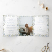 Romantisch Zacht Blauw Monogram Crest Bruiloft Drieluik Uitnodiging (Binnen)