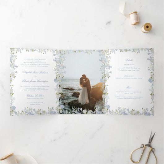 Romantisch Zacht Blauw Monogram Crest Bruiloft Drieluik Uitnodiging (Binnen)