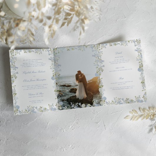 Romantisch Zacht Blauw  Monogram Crest Bruiloft Drieluik Uitnodiging