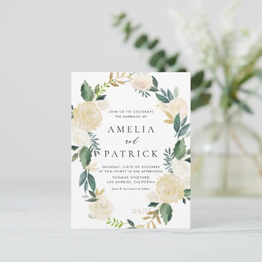 Romantisch zacht ivoor bloemenkrans bruiloft uitnodiging briefkaart (Staand voorkant)