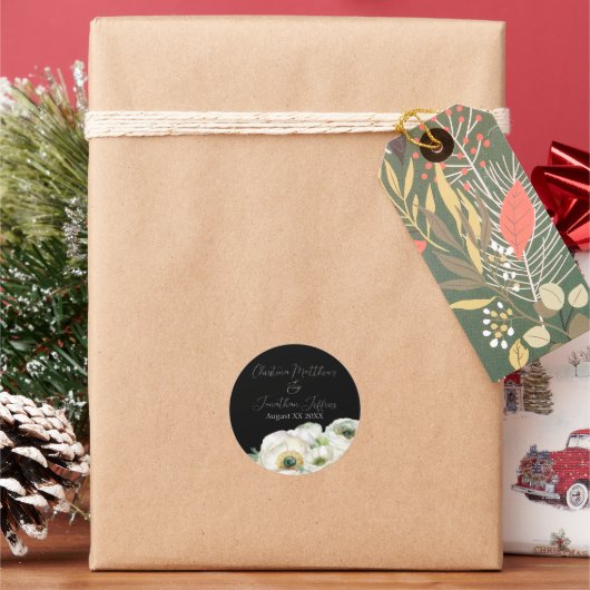 Romantische Aquarel Witte Ranunculus op Zwart Ronde Sticker (Feestdagen)