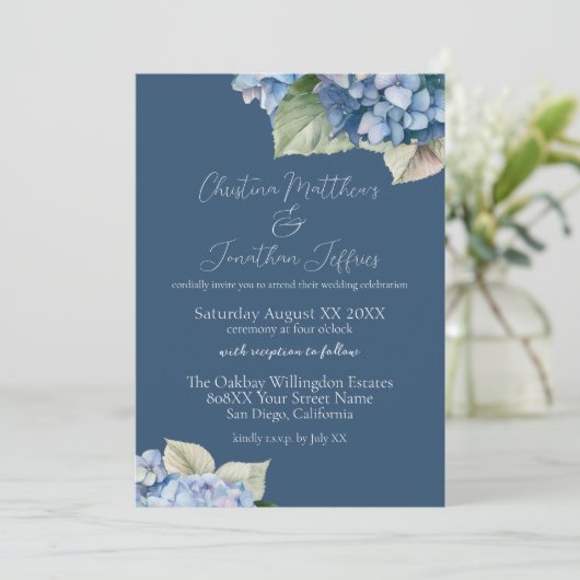 Romantische blauwe hortensia bloemen op marineblau kaart (Staand voorkant)