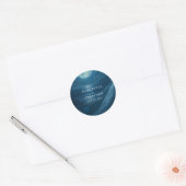 Romantische blauwe maanverlichte strand huwelijksu ronde sticker (Envelop)