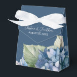 Romantische Blauwe Waterverf Hydrangea Bloemen op  Bedankdoosjes<br><div class="desc">Deze romantische bruiloft geschenkdoos heeft een florale waterverf ontwerp met blauwe hortensia's op een marineblauwe achtergrond. Fijne boeketten van hortensia bloemen zijn afgebeeld rond het onderste gedeelte.</div>