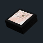 Romantische bloembloem-roze monogram kalligrafie G Cadeaudoosje<br><div class="desc">Het ontwerp heeft een romantisch bloemmotief boven een -achtig bleek blush-roze motief. Eenvoudig naam en monogram naar keuze aanpassen. Ideaal cadeau en souvenir idee voor het bruidsmeisje,  bruidsmeisje,  bruiloftsfeest,  verloving en andere belangrijke gelegenheden.</div>
