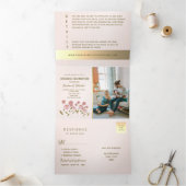 Romantische Blush Roze Bloemen Foto Huwelijk Drieluik Uitnodiging (Binnen)