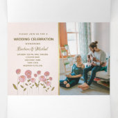 Romantische Blush Roze Bloemen Foto Huwelijk Drieluik Uitnodiging (Binnenkant midden)