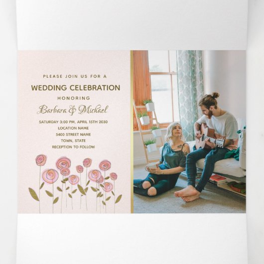 Romantische Blush Roze Bloemen Foto Huwelijk Drieluik Uitnodiging (Binnenkant midden)