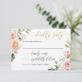 Romantische blush roze bloemengoud script letterty RSVP kaartje (Staand voorkant)