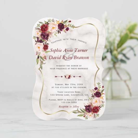 Romantische bordeauxroze bloemen marmeren bruiloft kaart (Staand voorkant)